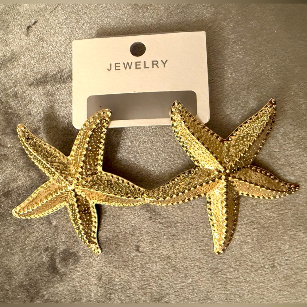 NEW Pair of Starfish Earrings Gold Oversized 
POST Pierced Women Fashion jewelry